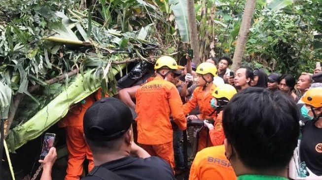 Diduga Alami Rem Blong, Truk Kontainer Masuk Jurang di Ngaliyan Semarang