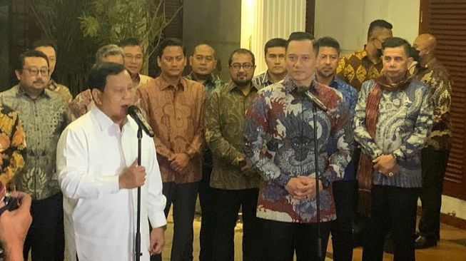 Ketua Umum DPP Partai Demokrat Agus Harimurti Yudhoyono dan Ketua Umum DPP Partai Gerindra Prabowo Subianto di Jalan Kertanegara, Jakarta Selatan, Jumat (24/6/2022) malam. [Suara.com/Bagaskara]