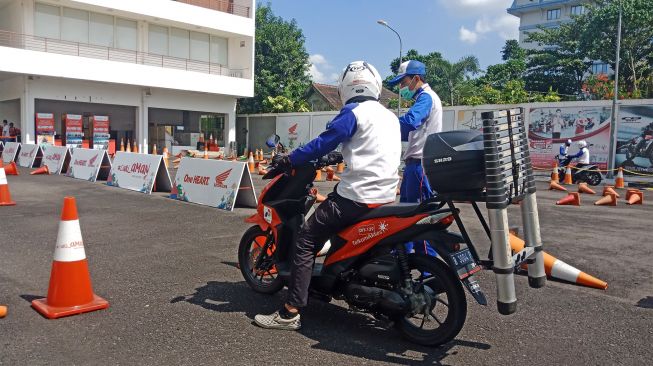 Pelatihan keselamatan berkendara dalam bentuk praktek (Dok. Astra Motor Yogyakarta)
