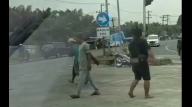 Viral 2 Pria Gelut Bebas di Jalan Tol. [Instagram]