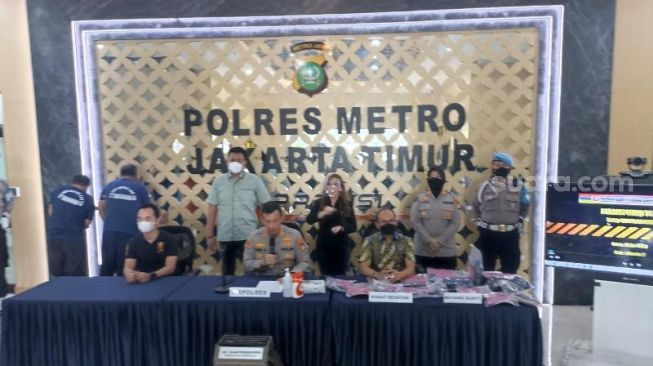 Polres Metro Jakarta Timur merilis perampok spesialis minimarket yang juga sempat beraksi di Kendal, Jawa Tengah, Jumat (24/6/2022). [Suara.com/Yaumal Asri Adi Hutasuhut]