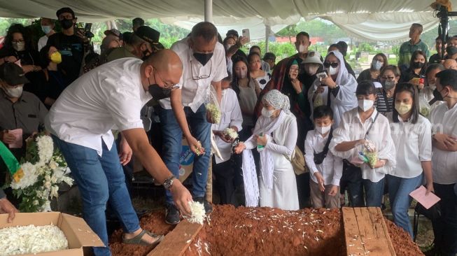 Suasana pemakaman Rima Melati di TPU Tanah Kusir, Jakarta Selatan, Sabtu (25/6/2022) [Suara.com/Ficky Ramadhan]