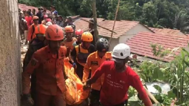 Petugas Tim SAR gabungan mengevakasi korban yang tertimbun longsor di Kampung Muara, Desa Cibunian, Kecamatan Pamijahan Kabupaten Bogor.(Ruslan/Bogordaily.net)