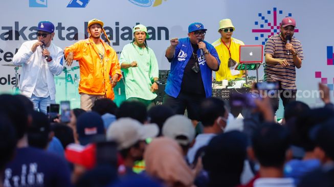 Penyanyi Saykoji menghibur pengunjung di Jakarta International Stadium (JIS), Sunter, Jakarta Utara, Sabtu (25/6/2022). [Suara.com/Alfian Winanto]