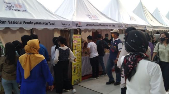 Pengunjung memadati gerai kuliner di JIS pada puncak HUT ke-495 DKI Jakarta, Sabtu (25/6/2022). [ANTARA/Dewa Ketut Sudiarta Wiguna]