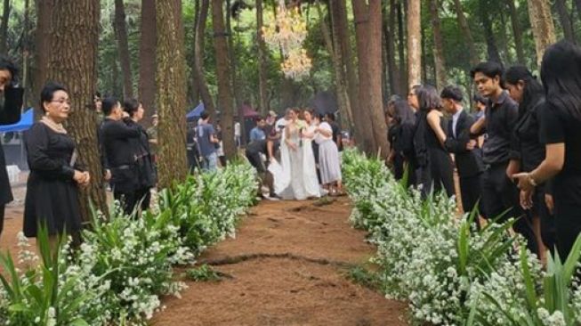 Potret Pernikahan Wulan Guritno untuk Serial Terbaru. (Instagram/nininmusa)