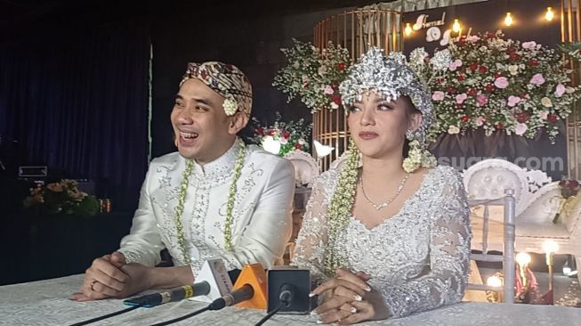 Ikmal Tobing dan Indah Lolita Bahar usai menikah do Hotel Sultan, Jakarta Pusat, Sabtu (25/6/2022) [Suara.com/Rena Pangesti]