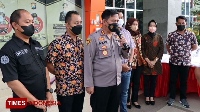 Kapolres Gresik AKBP Mochamad Nur Azis didampingi Kasatreskrim Iptu Wahyu Riski Saputro saat memberikan keterangan pers kepada media (Foto: Akmal/TIMES Indonesia).