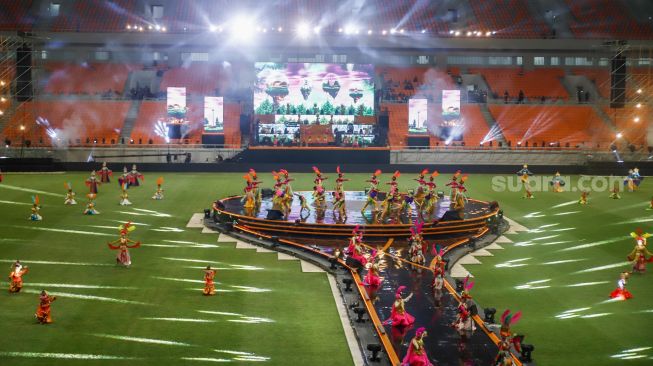 Sejumlah penari membawakan tarian kolosal saat pembukaan Puncak Perayaan HUT ke-495 tahun Jakarta di Jakarta International Stadium (JIS), Jakarta, Sabtu (25/6/2022). [Suara.com/Alfian Winanto]