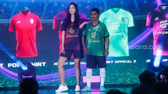 Para model tampil mengenakan jersey saat acara peluncuran jersey baru RANS Nusantara FC untuk musim 2022-2023 di Jakarta, Jumat (24/6/2022). [Suara.com/Alfian Winanto]