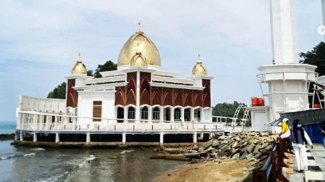 Menengok Kemegahan Masjid Terapung Painan dan Rute Perjalanannya