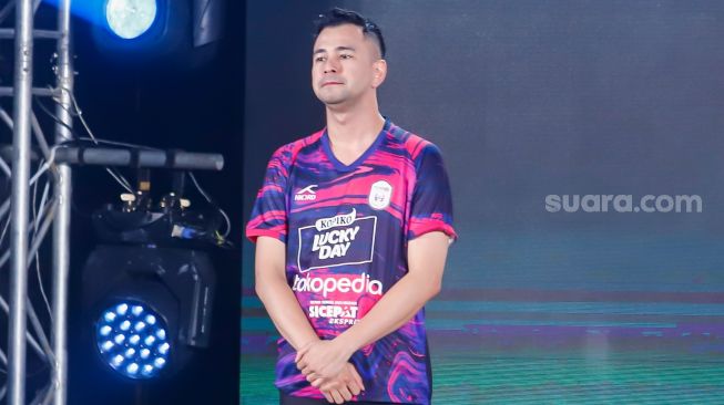 Chairman RANS Nusantara FC, Raffi Ahmad saat acara peluncuran jersey baru untuk musim 2022-2023 di Jakarta, Jum'at (24/6/2022). [Suara.com/Alfian Winanto]