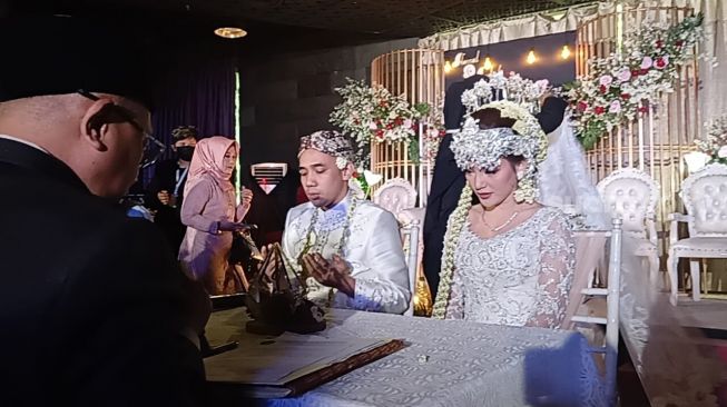 Pernikahan Ikmal Tobing dan Indah Lolita Bahar di Hotel Sultan, Jakarta Pusat pada Sabtu (25/6/2022) [Suara.com/Rena Pangesti]
