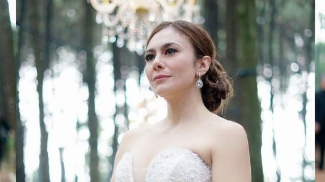 Potret Pernikahan Wulan Guritno untuk Serial Terbaru (Instagram/alenkabach)