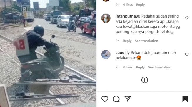 Motor perempuan ini tersangkut di rel perlintasan kerete (Instagram/ @fakta.indo).