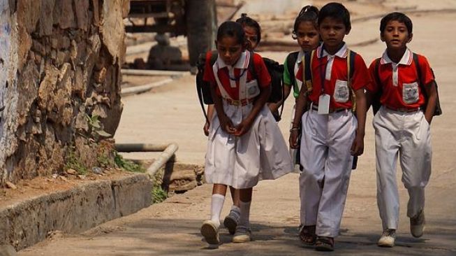 Viral Bocah SD Gunakan Sandal ke Sekolah Alasannya Bikin Mewek