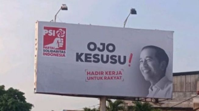 PSI mengutip ucapan Jokowi, yakni Ojo Kesusu dalam sebuah baliho. [Dok. PSI]