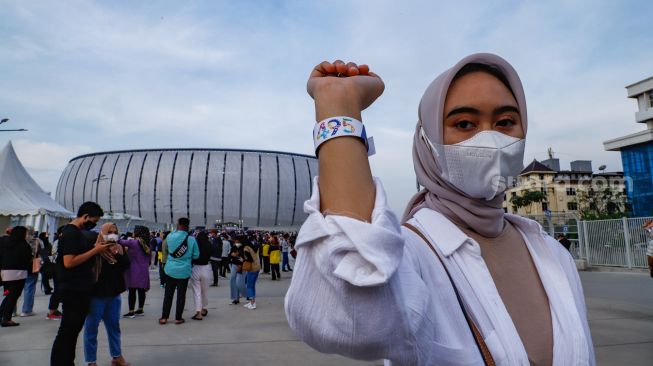 Warga berfoto dengan latar belakang Jakarta International Stadium (JIS), Sunter, Jakarta Utara, Sabtu (25/6/2022). [Suara.com/Alfian Winanto]
