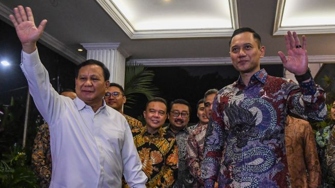 Ketua Umum Partai Gerindra Prabowo Subianto (kiri) bersama Ketua Umum Partai Demokrat Agus Harimurti Yudhoyono (kanan) didampingi sejumlah pimpinan partai memberikan keterangan pers usai melakukan pertemuan tertutup di Kertanegara, Jakarta, Jumat (24/6/2022). [ANTARA FOTO/Galih Pradipta/foc]