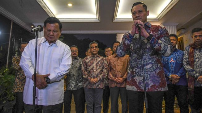 Ketua Umum Partai Gerindra Prabowo Subianto (kiri) bersama Ketua Umum Partai Demokrat Agus Harimurti Yudhoyono (kanan) didampingi sejumlah pimpinan partai Gerindra dan Demokrat memberikan keterangan pers usai melakukan pertemuan tertutup di Kertanegara, Jakarta, Jumat (24/6/2022). [ANTARA FOTO/Galih Pradipta/foc]