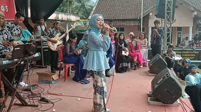  Potret Pedangdut Manggung di Hajatan Kampung (YouTube/Donal Production cianjur)