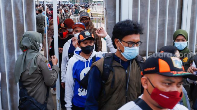 Warga mengantri untuk masuk ke Jakarta International Stadium (JIS), Sunter, Jakarta Utara, Sabtu (25/6/2022). [Suara.com/Alfian Winanto]