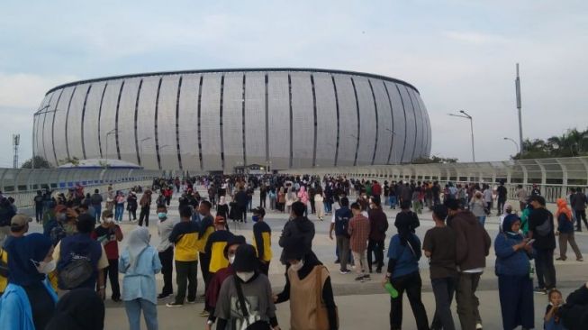 Pengunjung memadati Jakarta International Stadium (JIS) pada puncak HUT ke-495 DKI Jakarta, Sabtu (25/6/2022). [ANTARA/Dewa Ketut Sudiarta Wiguna]