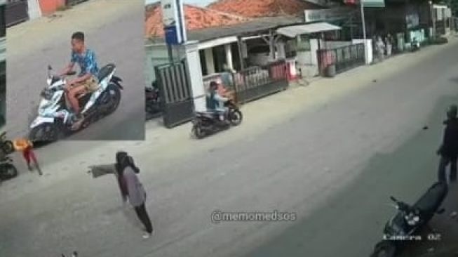 Pengendara motor perempuan jatuh usai dijambret ponselnya oleh pria tak dikenal (Instagram/ @memomedsos).