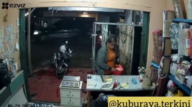 Viral di Pontianak, Seorang Perempuan Terekam CCTV Menggondol Kotak Amal: Itu Hak Anak Yatim, Bukan Hak Ibu