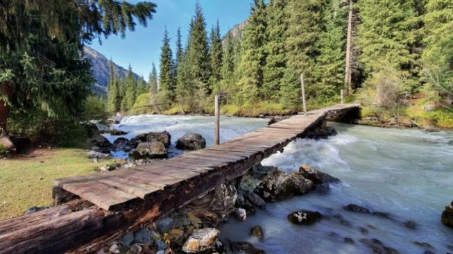 Jembatan Talang Bululawang di Malang: Warisan Kolonial dengan Keindahan Sungai Berwarna Biru