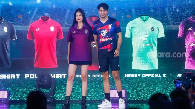 Para model tampil mengenakan jersey saat acara peluncuran jersey baru RANS Nusantara FC untuk musim 2022-2023 di Jakarta, Jumat (24/6/2022). [Suara.com/Alfian Winanto]