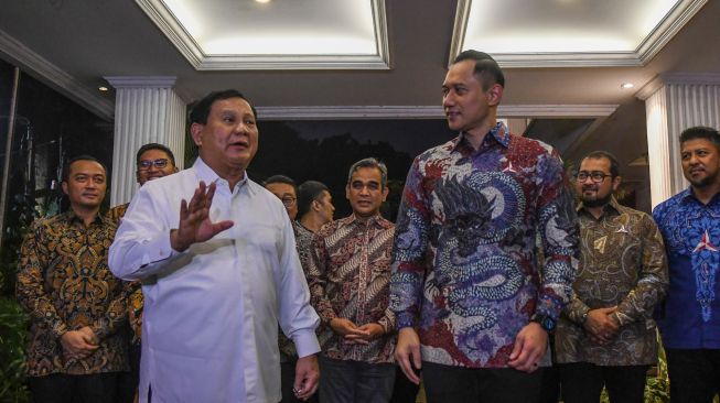 Ketua Umum Partai Gerindra Prabowo Subianto (kiri) bersama Ketua Umum Partai Demokrat Agus Harimurti Yudhoyono (kanan) didampingi sejumlah pimpinan partai memberikan keterangan pers usai melakukan pertemuan tertutup di Kertanegara, Jakarta, Jumat (24/6/2022). [ANTARA FOTO/Galih Pradipta/foc]