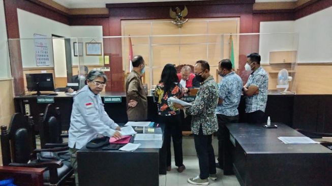 Didukung Oc Kaligis, Kuasa Hukum Jimmy Lie Serahkan 32 Berkas Bukti