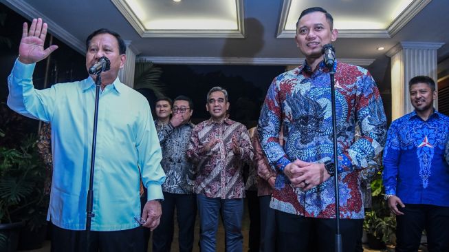 Ketua Umum Partai Gerindra Prabowo Subianto (kiri) bersama Ketua Umum Partai Demokrat Agus Harimurti Yudhoyono (kanan) didampingi sejumlah pimpinan partai memberikan keterangan pers usai melakukan pertemuan tertutup di Kertanegara, Jakarta, Jumat (24/6/2022). [ANTARA FOTO/Galih Pradipta/foc]