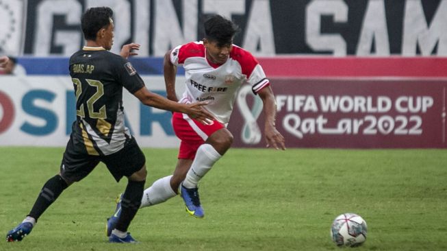 Pesepak bola Persis Solo Irfan Jauhari (kanan) berusaha melewati hadangan pesepakbola Dewa United FC Dias Angga Putra pada pertandingan grup A Piala Presiden 2022 di Stadion Manahan, Solo, Jawa Tengah, Jumat (24/6/2022). [ANTARA FOTO/Mohammad Ayudha/foc]