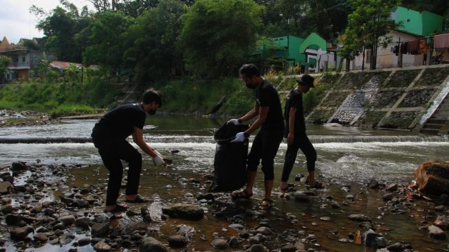 Sejumlah anak muda yang tergabung dalam Child Campaigner Yogyakarta membersihkan sampah-sampah di Kali Code, Kota Jogja, Minggu (26/6/2022). [dok.Save The Children]