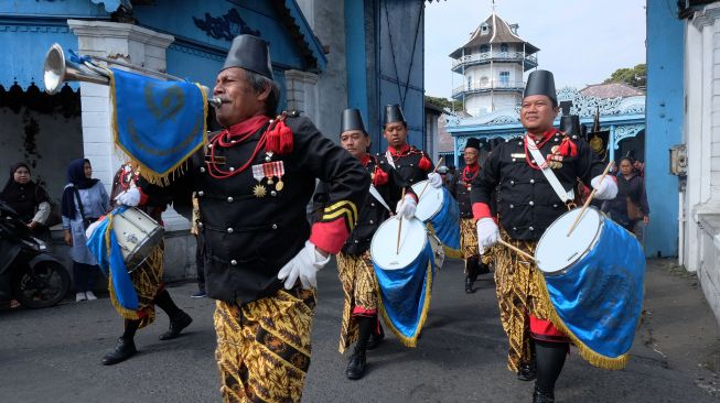 Sejumlah prajurit Keraton Kasunanan Surakarta Hadiningrat dari Lembaga Dewan Adat melakukan atraksi kirab di kawasan keraton setempat, Solo, Jawa Tengah, Minggu (26/6/2022). .ANTARA FOTO/Maulana Surya