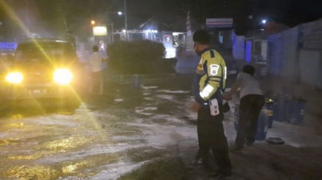 Truk Tangki Pengakut Zat Kimia Terguling di Merak, 12 Ton Hcl Tumpah ke Jalan