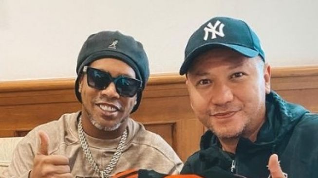 Berkat Raffi Ahmad, Gading Marten Girang Dapat Tanda Tangan Ronaldinho