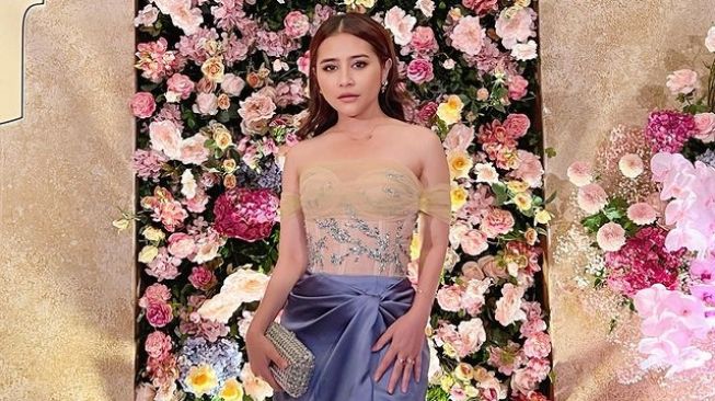 Hadiri Launching DVD Ku Kira Kau Rumah, Intip Detail OOTD Feminin Prilly Latuconsina