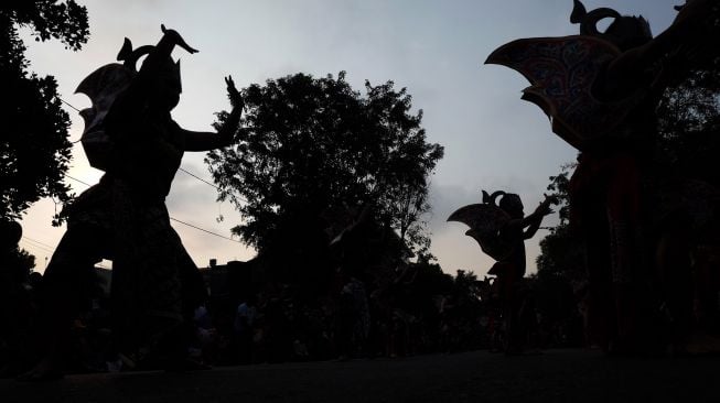 Sejumlah penari mementaskan Tari Gatotkaca secara massali saat kegiatan Hari Bebas Kendaraan Bermotor atau Car Free Day (CFD) di Solo, Jawa Tengah, Minggu (26/6/2022). ANTARA FOTO/Maulana Surya