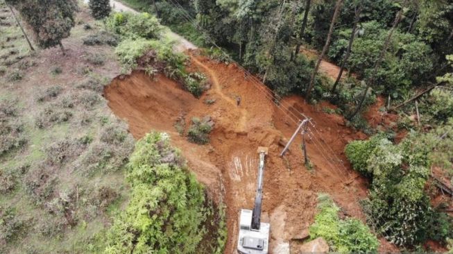 Alat Berat Dikerahkan untuk Keruk Tanah Longsor Akibat Banjir Bandang di Desa Cibunian Bogor