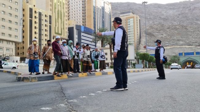 Hati-Hati Menyeberang di Mekkah, Jemaah Haji Asal Cakung Tertabrak Mobil usai Belanja