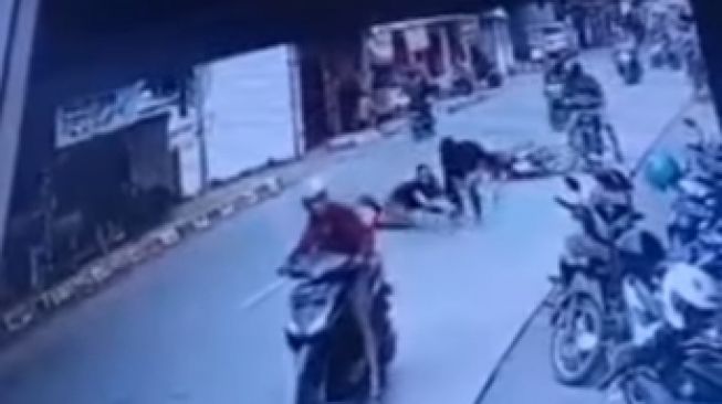 Ngeri! Duel Berdarah Diduga Gegara Utang, 2 Pemuda Tarik-tarikan Celurit hingga Salah Satunya Dibacok di Jalanan