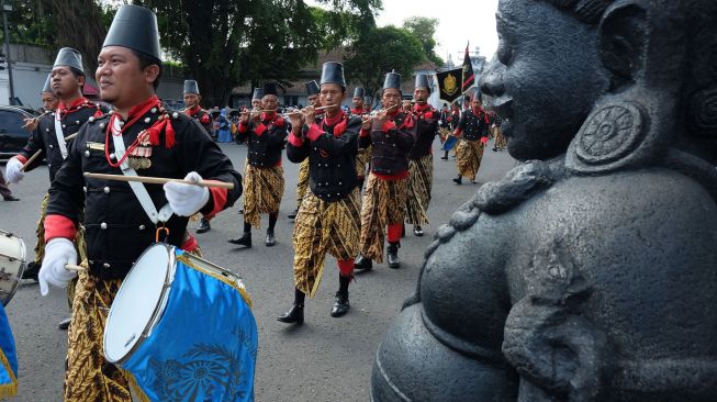 Sejumlah prajurit Keraton Kasunanan Surakarta Hadiningrat dari Lembaga Dewan Adat melakukan atraksi kirab di kawasan keraton setempat, Solo, Jawa Tengah, Minggu (26/6/2022). .ANTARA FOTO/Maulana Surya