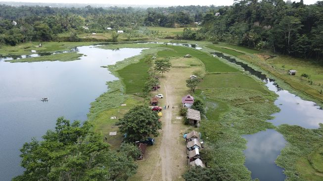 Foto udara kawasan wisata Gunung Jae di Desa wisata Sedau, Kecamatan Narmada, Lombok Barat, NTB, Minggu (26/6/2022).  ANTARA FOTO/Ahmad Subaidi