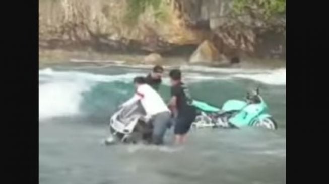 Sepeda Motor Parkir di Pinggir Laut Jadi Sorotan Netizen: Itu Bukan Jet Ski