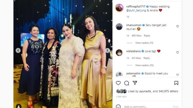 Tangkapan layar Nagita Slavina berfoto bersama tamu undangan saat pernikahan Putri Tanjung. (Instagram/@raffinagita1717)