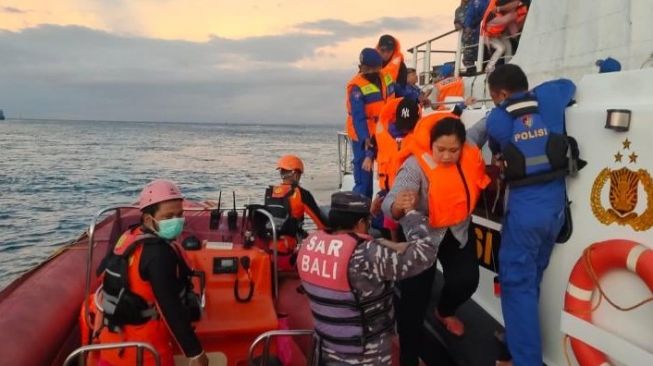 Kapal Ferry Mati Mesin dan Kandas di Selat Bali