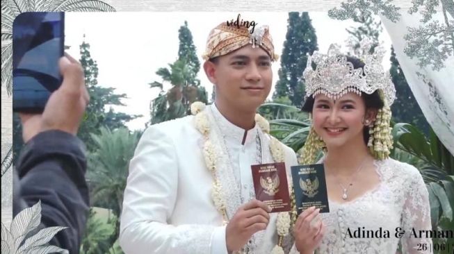 Potret pernikahan Adinda Azani dan Armand Zachary. [YouTube/ Zani & Zach]